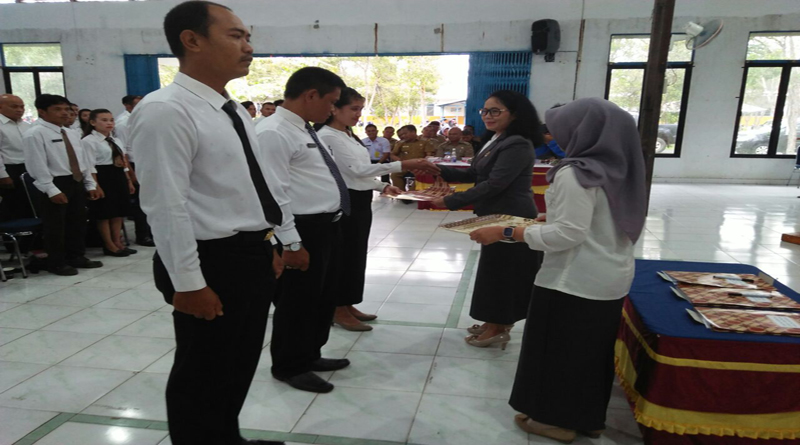 Perwakilan Anggota PPK dan PPS ketika menerima SK pelantikan dari KPU Melawi—Kalimantan-news.com