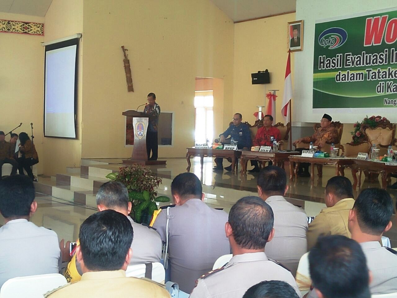 Bupati Melawi ketika membuka kegiatan workshop Hasil Evaluasi Implementasi Siskeudes di pendopo rumah jabata Bupati Melawi—Istimewa