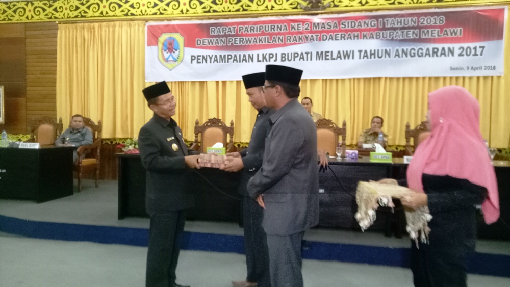 
Bupati Melawi menyerahkan LKPj kepada unsur pimpinan DPRD Melaw---kalimantan-news.com