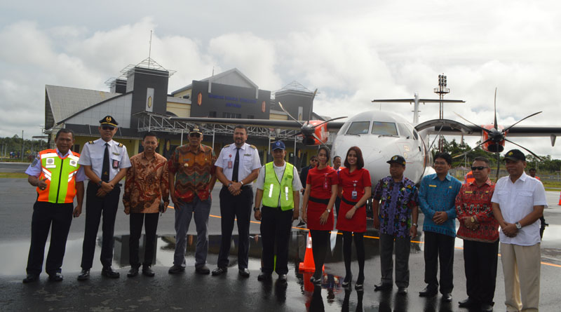 Pesawat Wing Air Saat Mendarat perdana di Tebelian Air Port Sintang