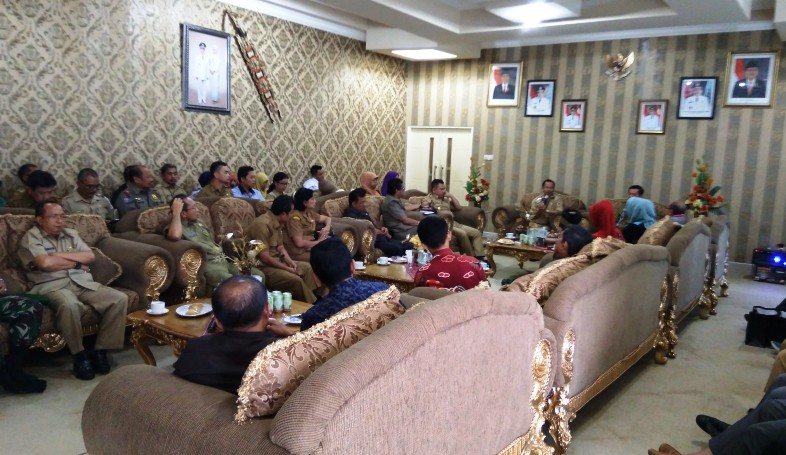 Pertemuan yang dilaksanakan  Pemkab Melawi bersama Pjs Bupati dan ketua DPRD Katingan di ruymah jabatan Bupati Melawi----kalimantan-news.com