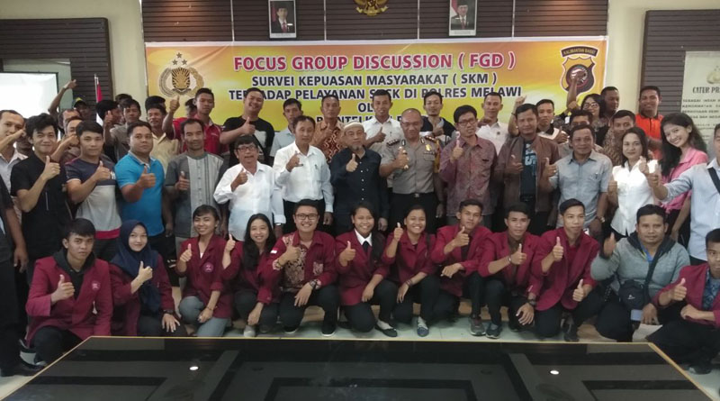 Kapolres Melawi bersama tim SKM  berfoto bersama para responden survey kepuasan masyarakat