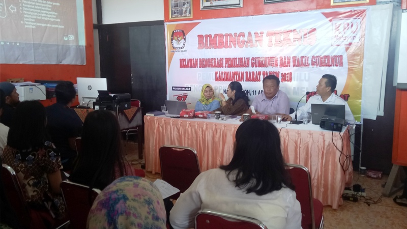 Komisioner KPU Melawi ketika memberikan Bimtek kepada 20 orang Relasi nanga Pinoh