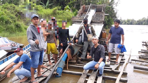 Anggota Sat Reskrim Melawi ketika mengamankan tersangka dan barang bukti berupa mesin serta seperangkat alat untuk melakukan penambangan---Istimewa