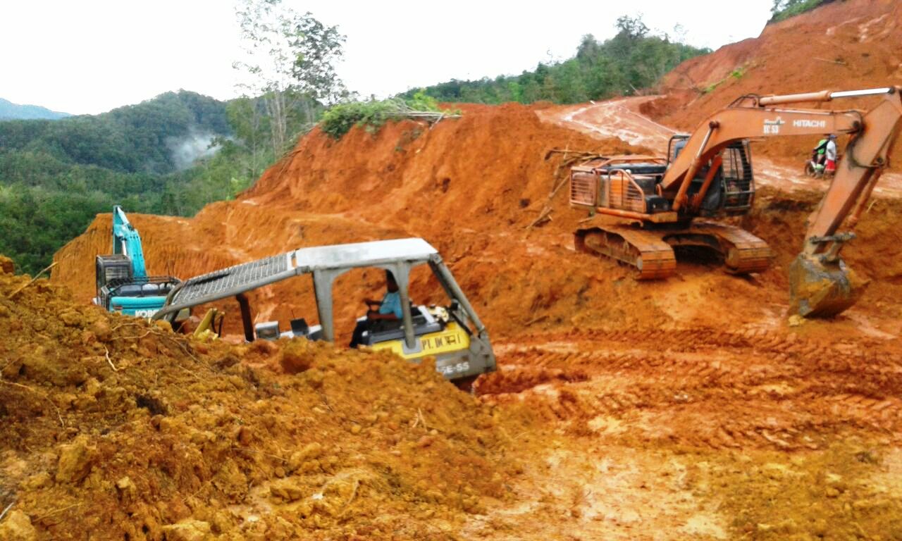 Pembukaan jalan trans Nasional melalui Dusun Remayan 