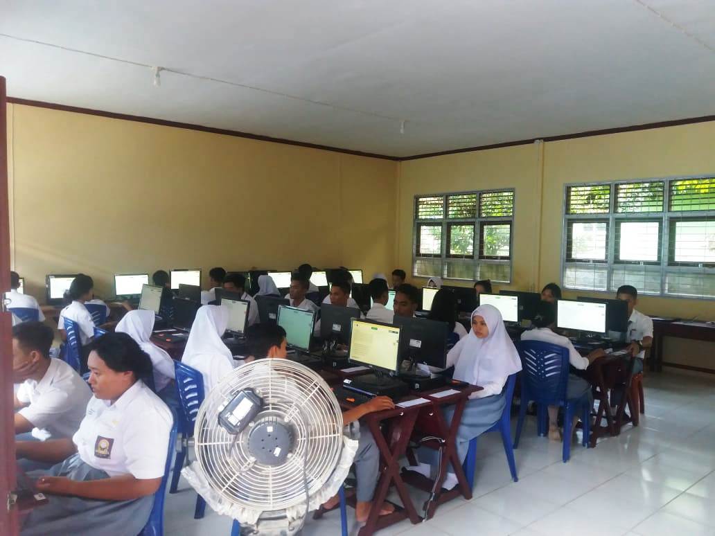 
Peserta UNBK di SMA Negeri 1 Nanga Pinoh saat sedang mengerjakan soal ujian