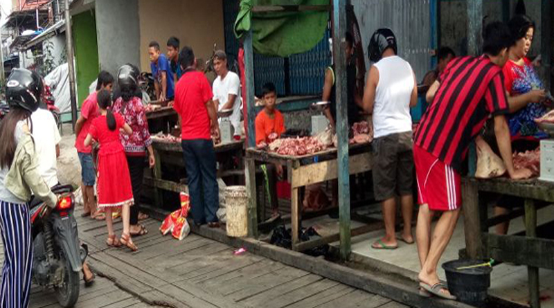 Aktivitas pasar babi yang masih terus berjalan meskipun aset pasar babi tersebut sudah dihapus