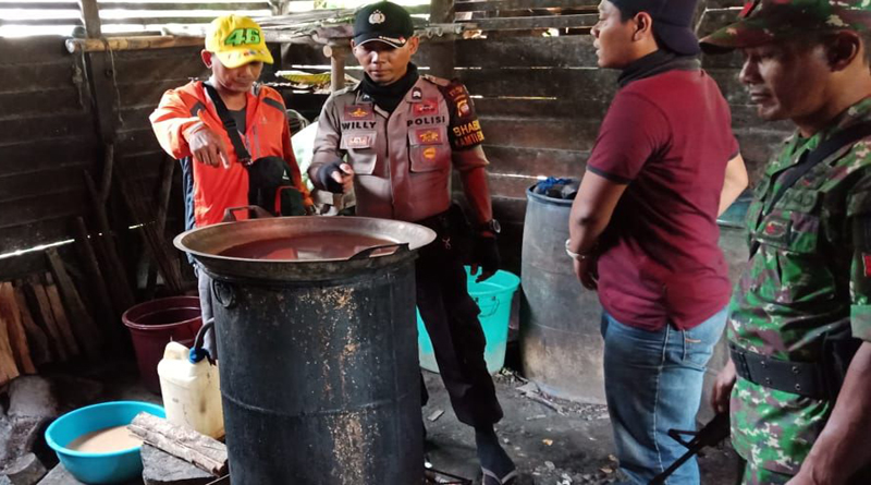 Anggota Polsek Tanah Pinoh bersama anggota Koramil ketika menggrebek lokasi peembuatan arak 