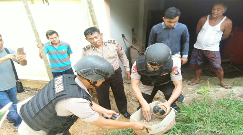 Anggota Brimob Saat Mengamankan Granat Jenis Manggis Yang di Temu Warga