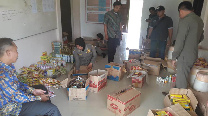 Sejumlah barang dagangan yang didapati dari sejumlah toko ketika diamankan di Diskukmdag Melawi