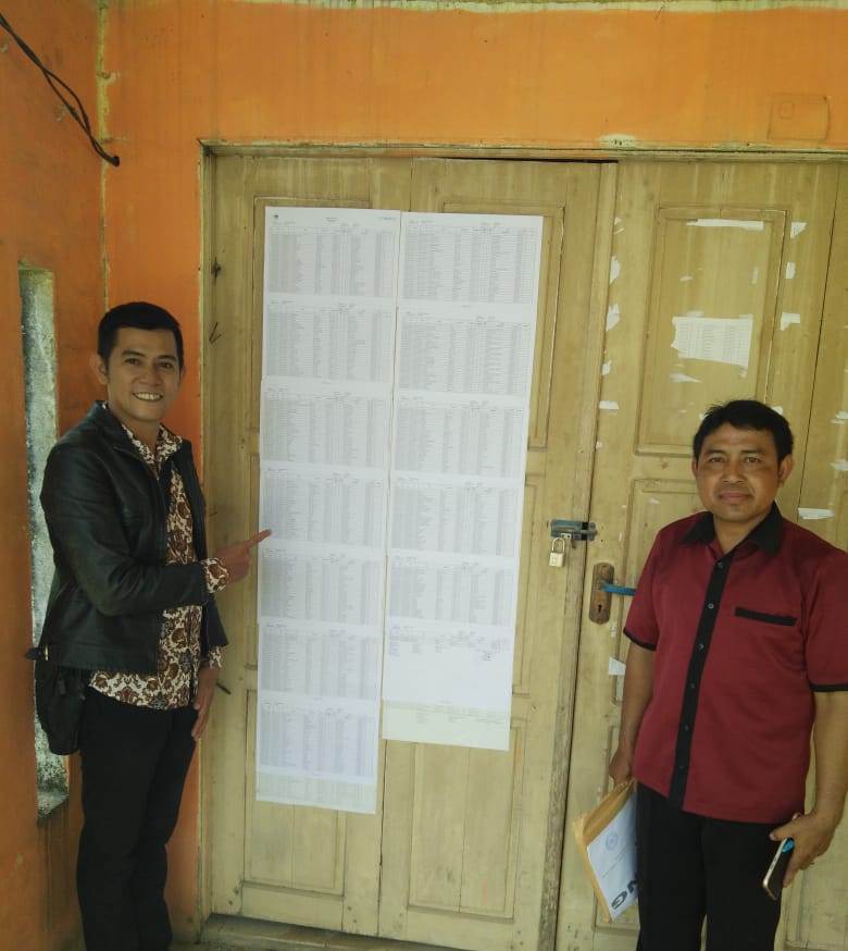 Komisioner KPU Melawi ketika melakukan monitoring ke sejumlah tempat yang menjadi lokasi pengumuman DPT