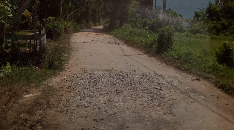 Tampak salah satu titik kerusakan pada jalan menuju ke TPA di musim kemarau