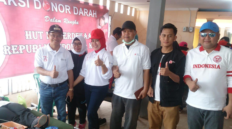 Ketua LK2S Melawi, Nurbetty Eka Mulyastri Panji,  saat memdampingi Bupati Melawi,  Panji yang juga Ketua PMI Melawi serta Wakil Bupati Melawi, Dadi Sunarya