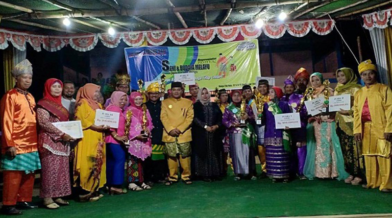 Abang Tajudin ketika berfoto bersama para pemenang lomba Festival Seni dan Budaya Islam Melayu