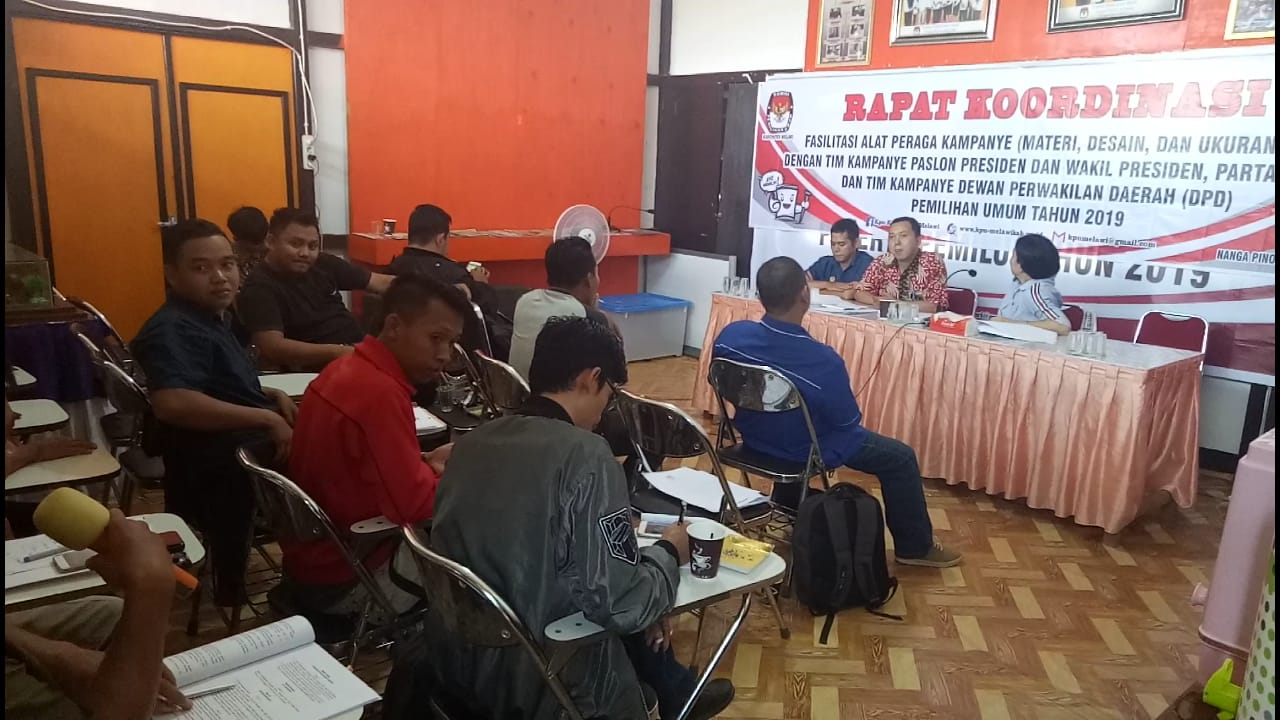 Komisioner KPU Melawi ketika memimpin Rakoor fasilitas alat praga kampanye seperti materi, desaign, dan ukuran APK dengan tim kampanye, Partai Politik pemilihan umum tahun 2019