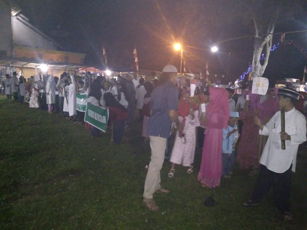 ara anak-anak ketika mengikuti Pawai Obor 