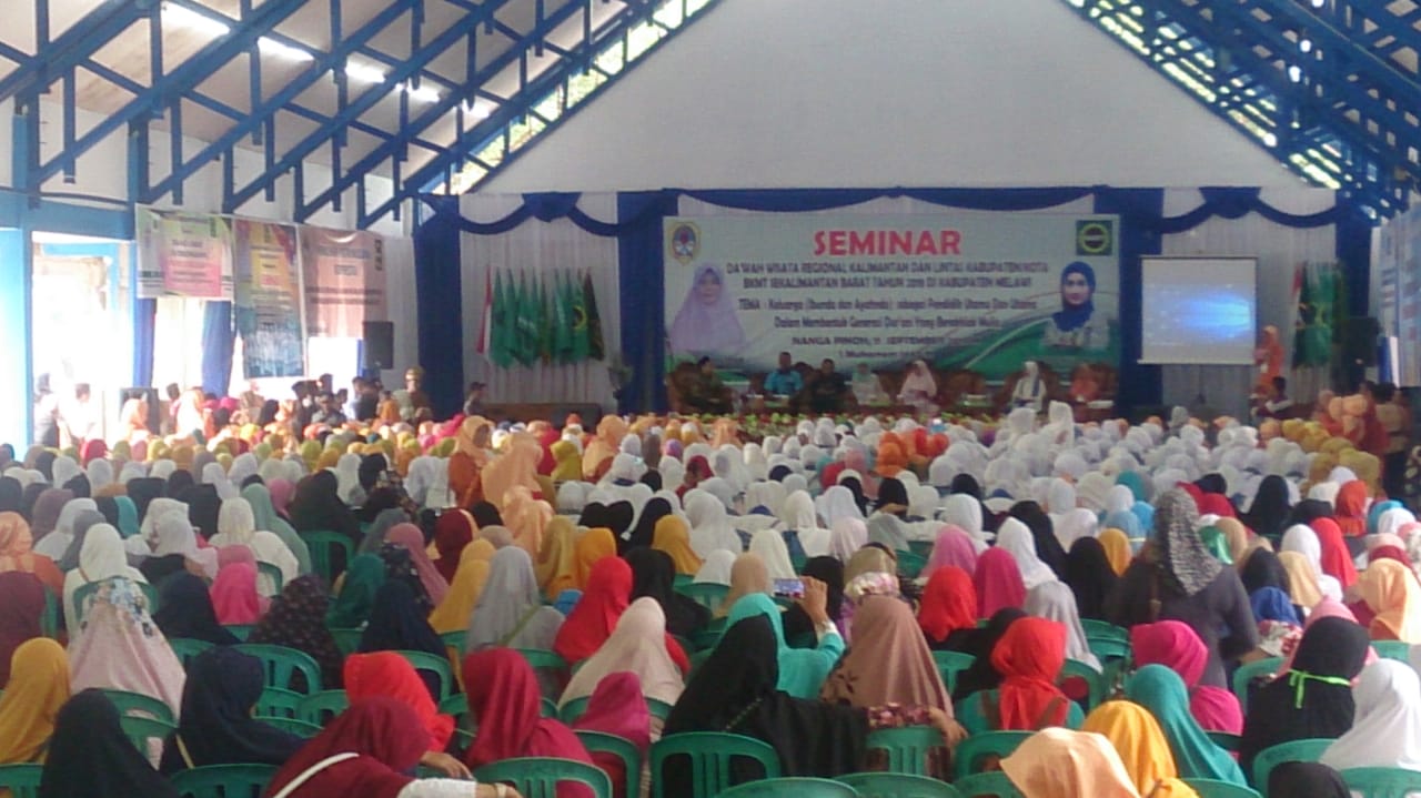 Ribuan peserta yang menghadiri seminar Dakwah Wisata Regional kalimantan di Pendopo Sukiman Center yang diisi oleh Desy Ratnasari 
