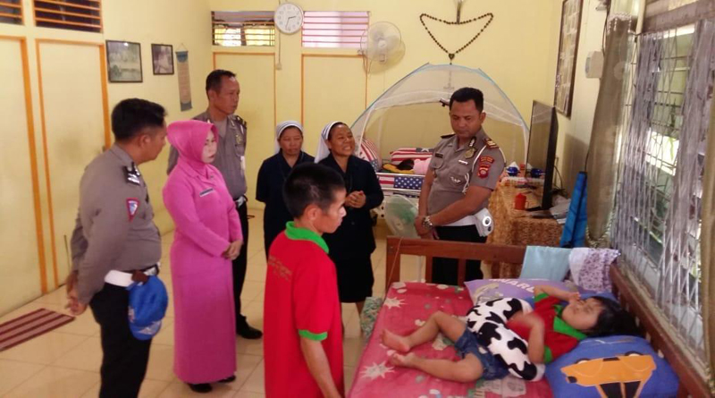 Kasat Sat Lantas ketika mengunjungi salah satu anak di Panti Asuhan Bakti Luhur Nanga Pinoh