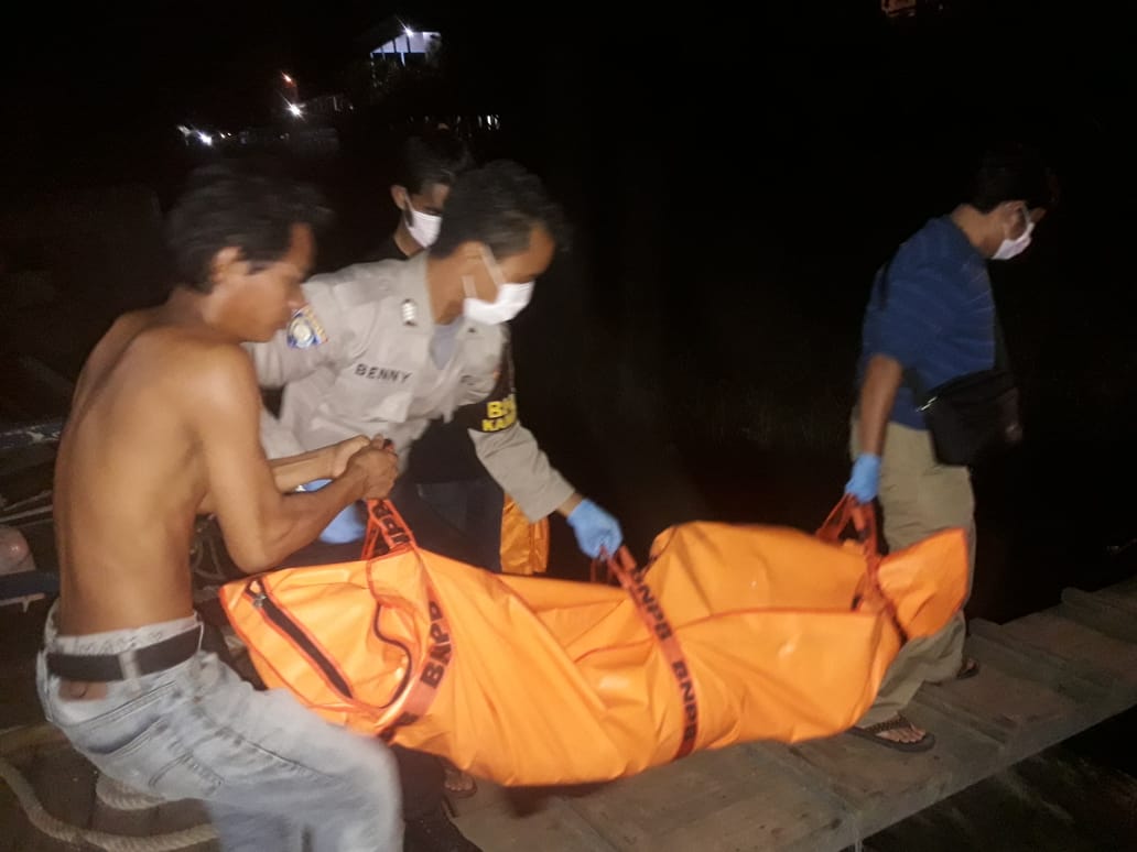 jenazah korban saat dilakukan evakuasi oleh Polisi dan masyarakat