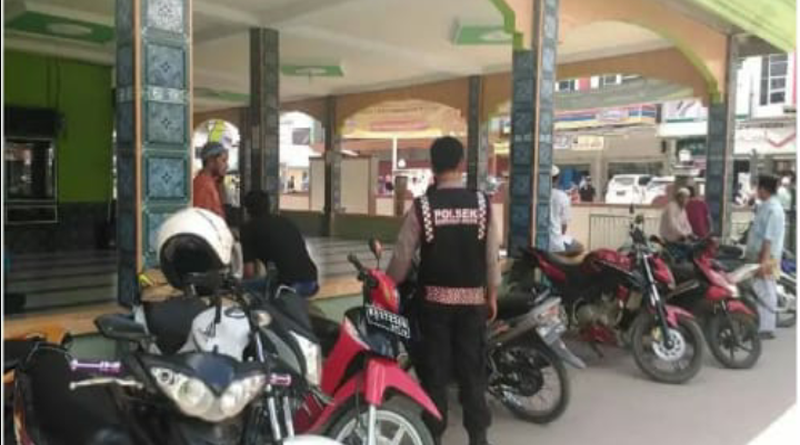 Anggota Polsek Kota Saat Ngepam di Masjid
