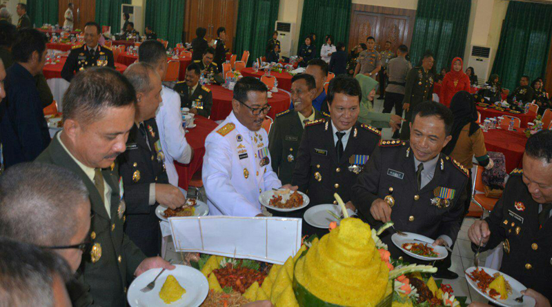 Syukuran Perayaan HUT Ke-73 TNI Tahun 2018 Di Aula Makodam XII/Tpr, Jalan Arteri Alianyang, Kubu Raya, Kalbar, Jum’at (05/10/2018).