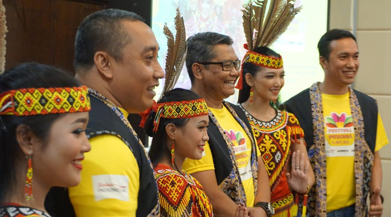 (Kiri, tengah, kanan): Yuyut Eka Setiyana, Cluster Collection Head Area Kalimantan Adira Finance (Ketua Panitia FPL); Hendarto Nugroho, Regional Collection Head Area Kalimantan Adira Finance; Teddie Mandala Jaya, Representative Office Head Area Pontianak Adira Insurance berfoto bersama pada pelaksanaan Konferensi Pers Festival Pesona Lokal Adira Finance di Kota Pontianak, Rabu, 3 Oktober 2018.
