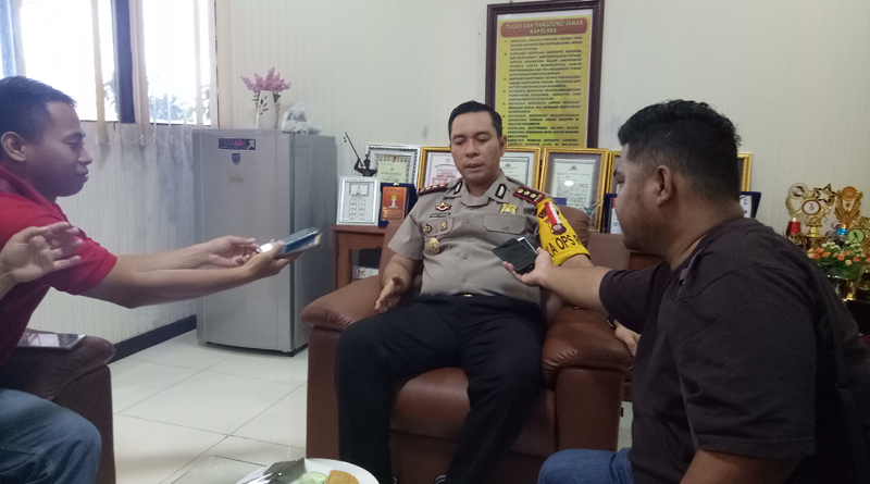 Kapolres Sintang AKBP Adhe Hariadi, SIK, MH Saat di Wawancara Sejumlah Jurnalis Sintang