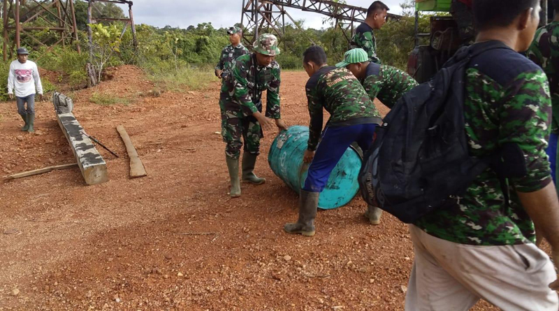 Prajurit Kodam XII/Tpr bersama masyarakat selalu bergotong royong dalam pengerjaa Jalan di Desa Bagan Asam