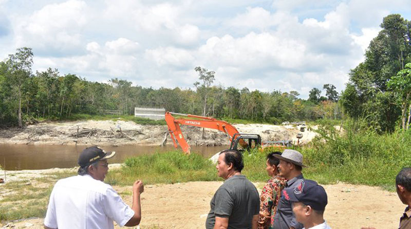 Bupati Sintang Saat meninjau Jembatan Ketungau II