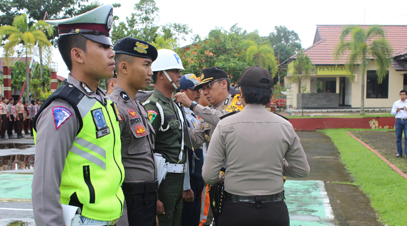 Kapolres melakukan penyematan pita Operasi Lilin Kapuas 2018 kepada masing-masing perwakilan  