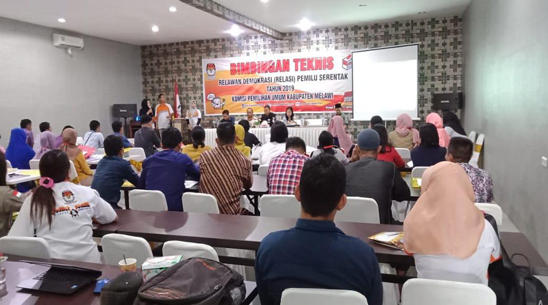 Komisioner KPU Saat Memberikan Arahan Serta Materi Kepada Para Relawan Demokrasi Pada Bimtek