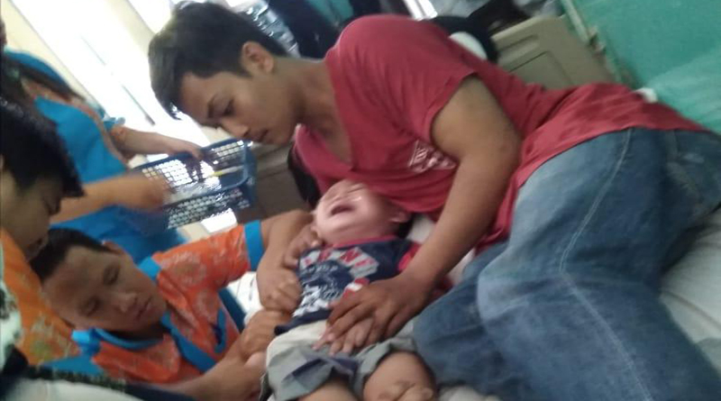 Madi saat mendampingi anaknya saat ditangani pihak Rumah Sakit AM Djoen Sintang untuk di operasi