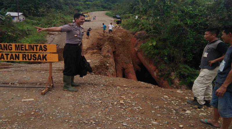 Kapolsek Sayan beserta sejumlah anggotanya melakukan pengamanan di sekitar lokasi jembatan ambruk, ketika pihak perusahaan sedang memperbaikinya