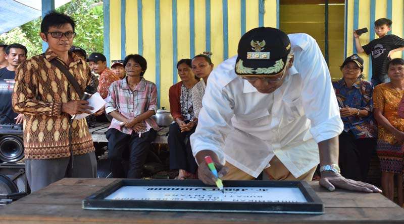 Bupati Sintang, Jarot Winarno Menandatangani Prasasti Saat Persemian PLTMH Silit, Kecamatan Sepauk