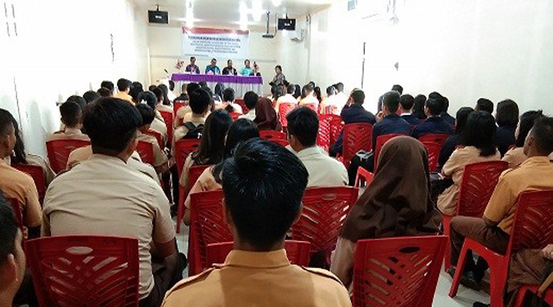 Puluhan pelajar saat mengikuti kegiatan Pembauran Anak Bangsa  di salah satu hotel di Nanga Pinoh