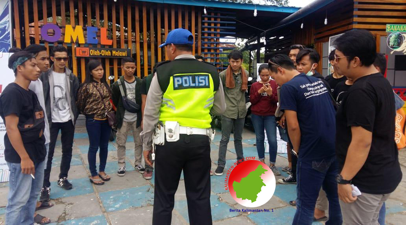Anggota Sat Lantas saat mensosialisasikan kepada para remaja untuk taat berlalu lintas yang dirangkai dalam kegiatan Millennial Road Safety Festival