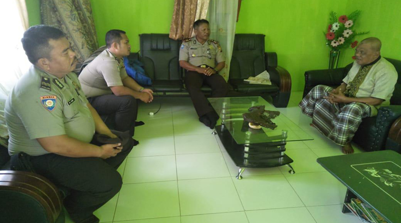 Sat Binmas Polres Melawi saat mengunjungi salah satu tokoh agama di Melawi