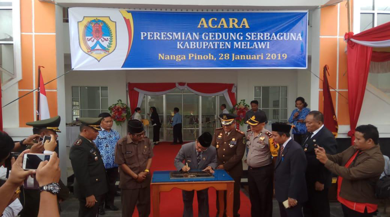 Penandatanganan prasasti peresmian gedung serbaguna Melawi oleh Bupati