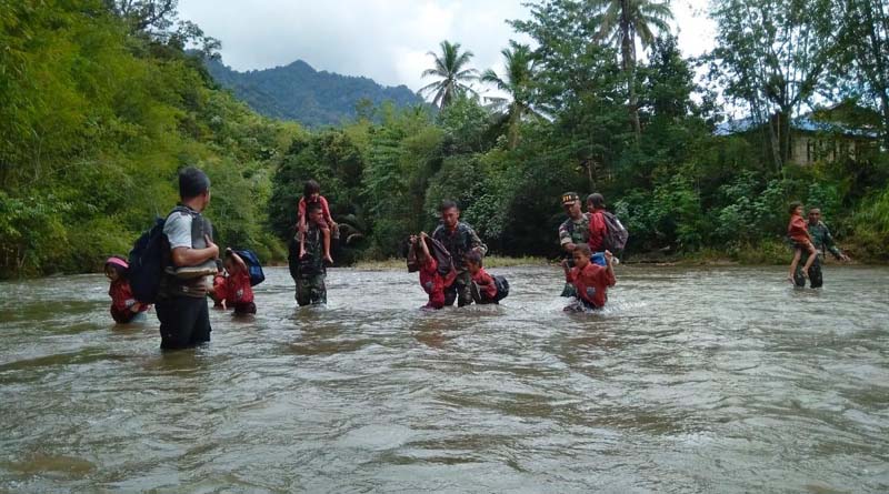 Satgas Pamtas RI - MLY Yonif 511/Dibyatara Yodha yang bertugas di sektor barat Prov. Kalimantan Barat