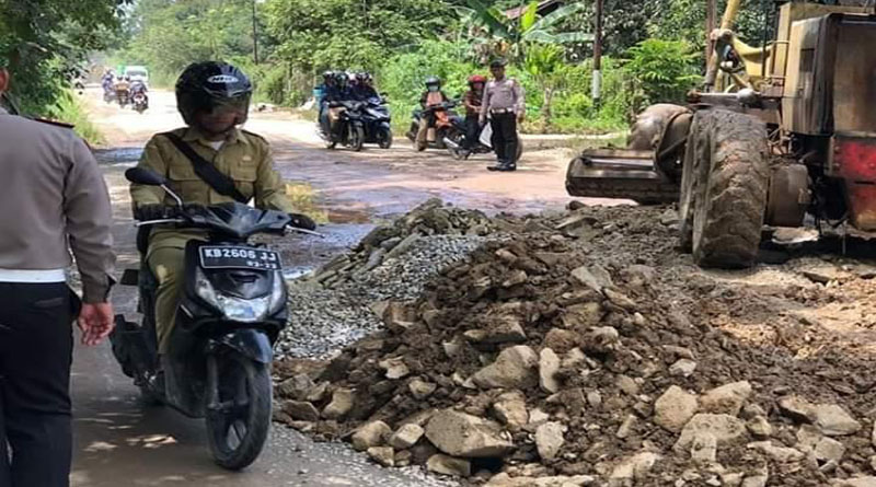 Sat Lantas Polres Melawi saat melakukan penimbunan jalan Provinsi jalur Nanga Pinoh-Sintang yang belum dilakukan peningkatan