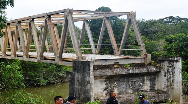 Bangunan jembatan Sungai Nuak Desa Domet permai kecamatan Ella Hilir yang mangkrak belasan tahun