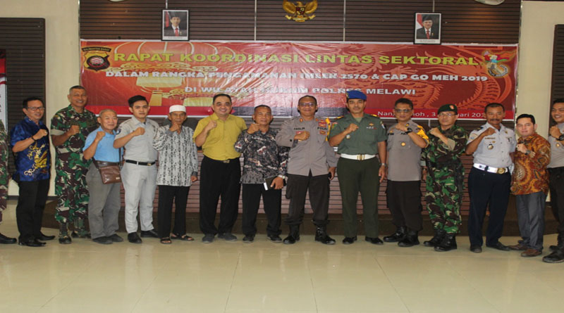 Kapolres bersama kepala DPMD, LO Dandim dan para tokoh berfoto bersama usai kegiatan