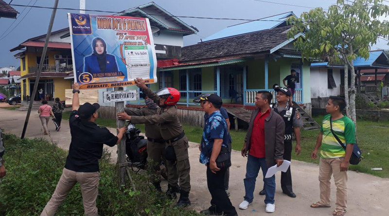 Bawaslu bersama Pol PP saat menurunkan atau melepaskan APK