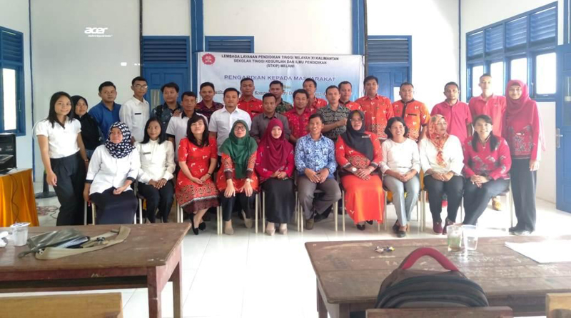 Sejumlah Dosen STKIP Melawi berfoto bersama para peserta Pelatihan Kompetensi Guru Dalam Menyusun Penelitian Tindakan Kelas