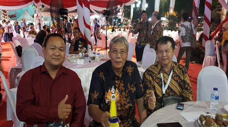 Bupati Sintang, Jaror Winarno di Dampingi Kabid Pemberitaan Humpro Setda Sintang, Syukur Saleh Usai Penerimaan Penghargaan dari SIWO PWI Pusat