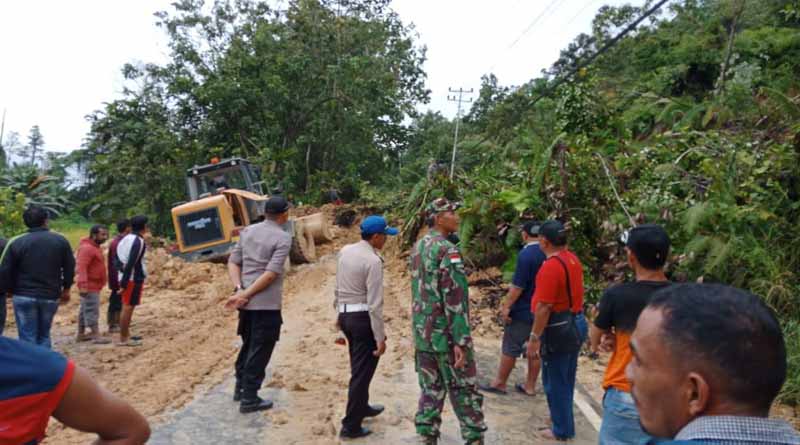 Sejumlah Alat Berat Ketika Membersihkan Ruas Jalan Dari Tanah Longsor 