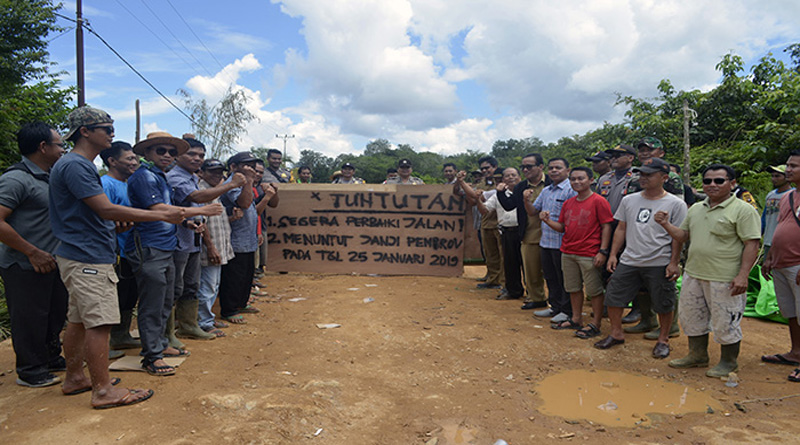 Saat Masyarakat Binjai Hulu menuntut Perbaiki Jalan Provinsi Yang Rusak 