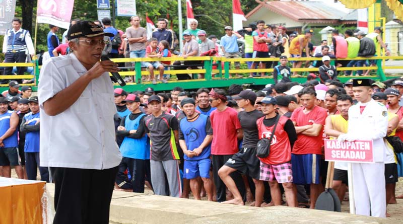 Bupati Sintang dr. H. Jarot Winarno,M.Med.PH membuka kegiatan Lomba Sampan Bidar se-Kalbar