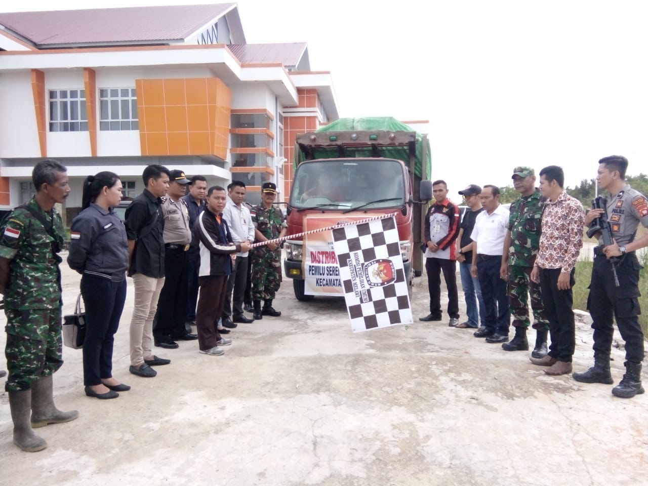 Ketua KPU Melawi, Dedi Suparjo saat melepas keberangkatan logistik ke kecamatan Belimbing