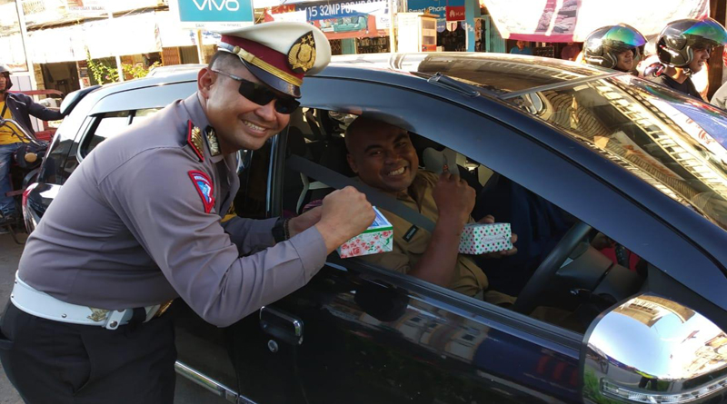 Kasat Lantas Polres Melawi saat membagikan Takjil kepada warga